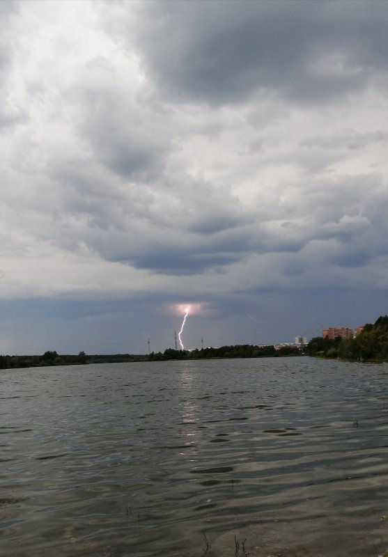 Поймал молнию.