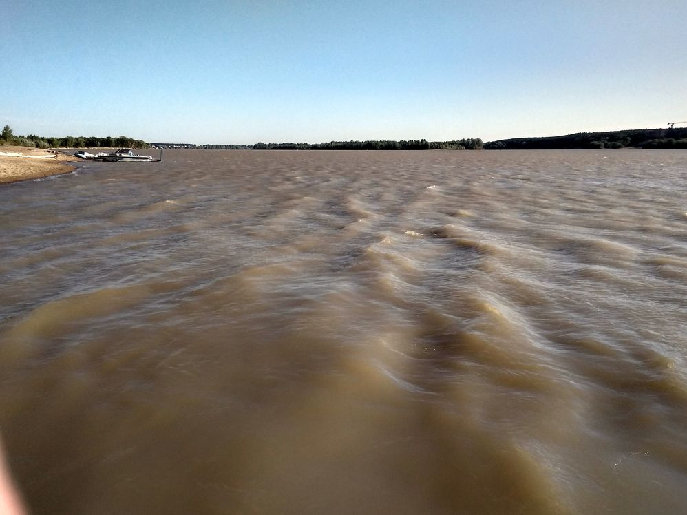 Цвет и прозрачность воды в Оби после воскресного штормового ветра.