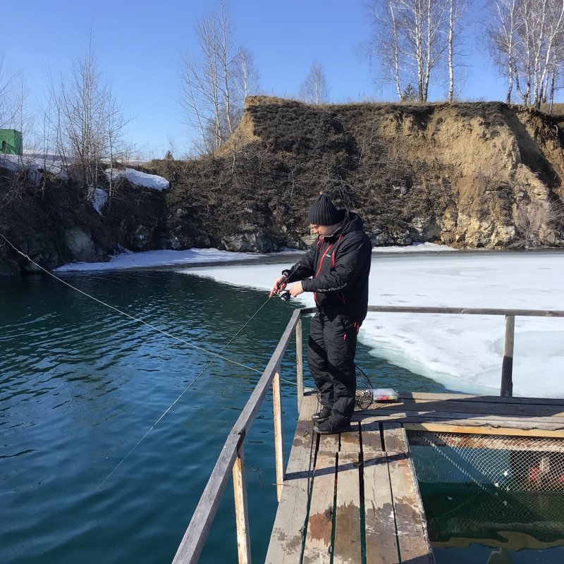 Первый рыболов по жидкой воде.