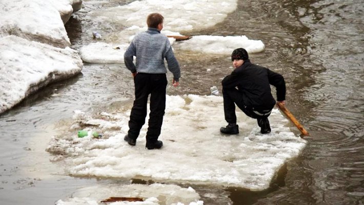 Спасатели Новосибирска сняли со льдины двух подростков