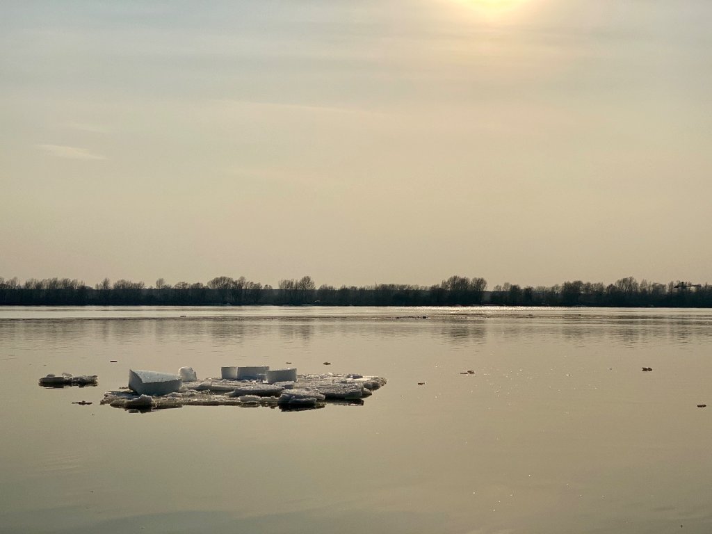 Льдинки плывут.
