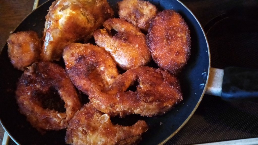 В специях с паприкой и панировке. Страшно вкусно