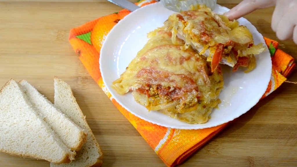 Судак запеченный с овощами под сыром. Самый быстрый и простой рецепт!