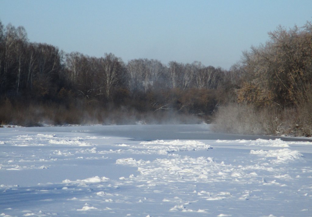 Перекат парит на морозе.