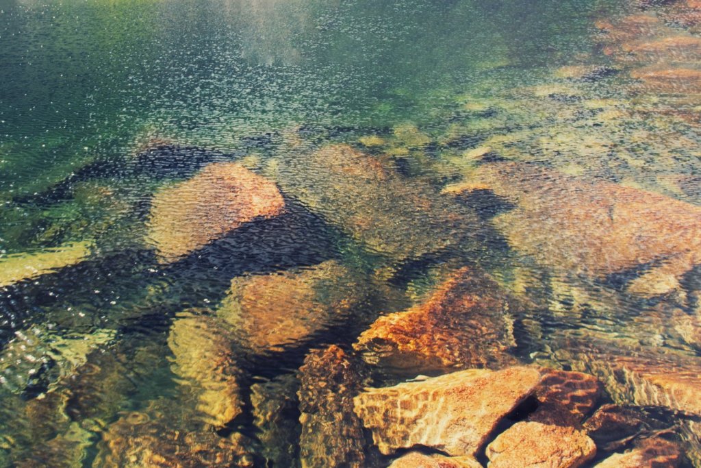 Прозрачна вода на озере