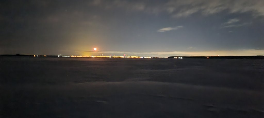 Успел застать "ночное солнце" над дамбой