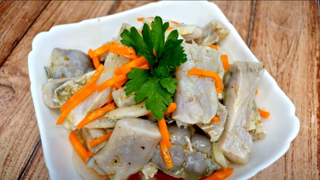 Карась маринованный с луком и морковкой