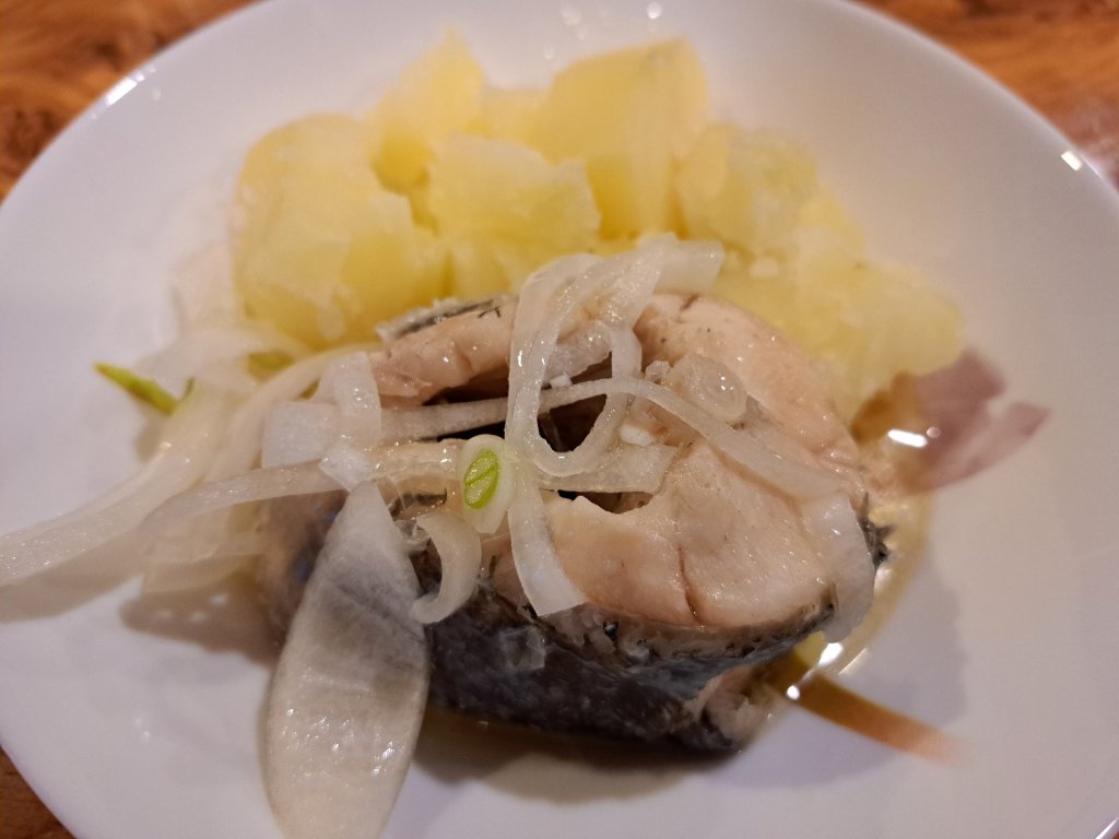 Щука солёная отварная с пахучим маслом и лучком