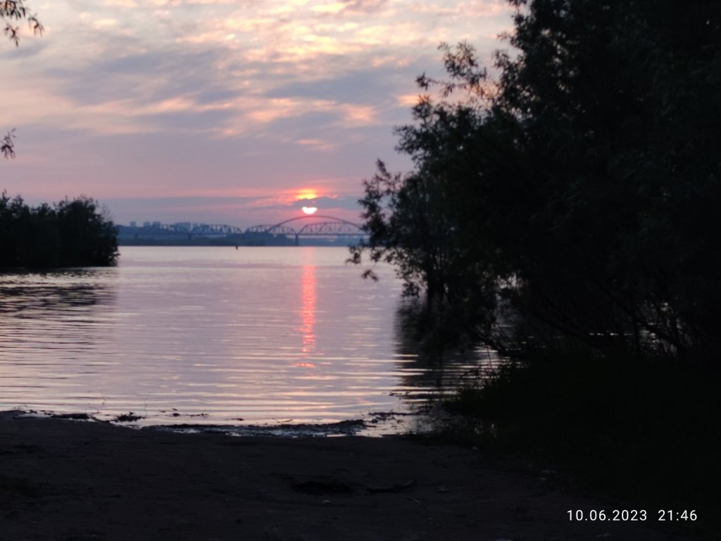 Закат на реке.