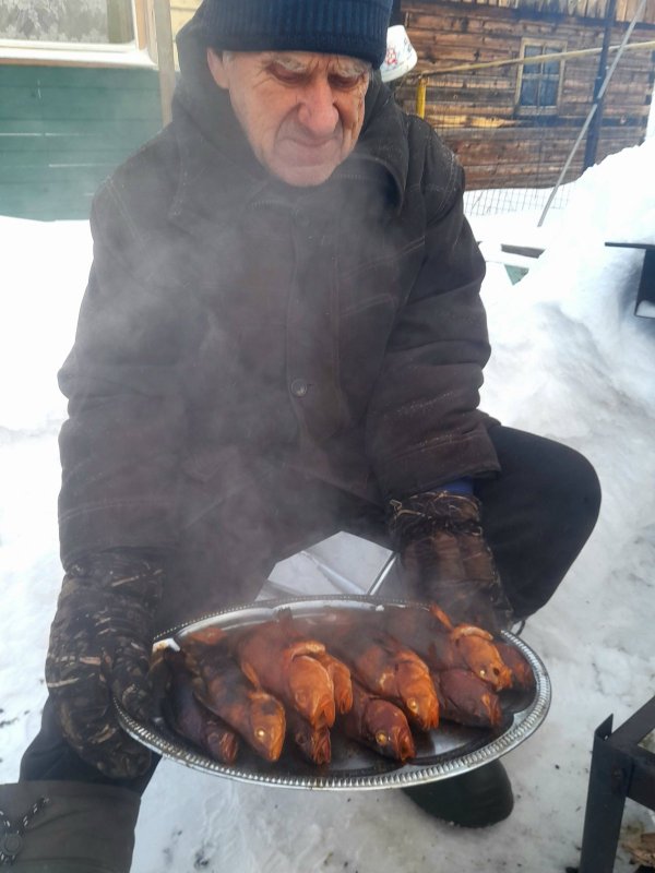 Сын ловит, батя коптит.