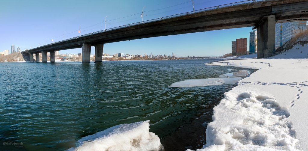 У Димитровского моста.
