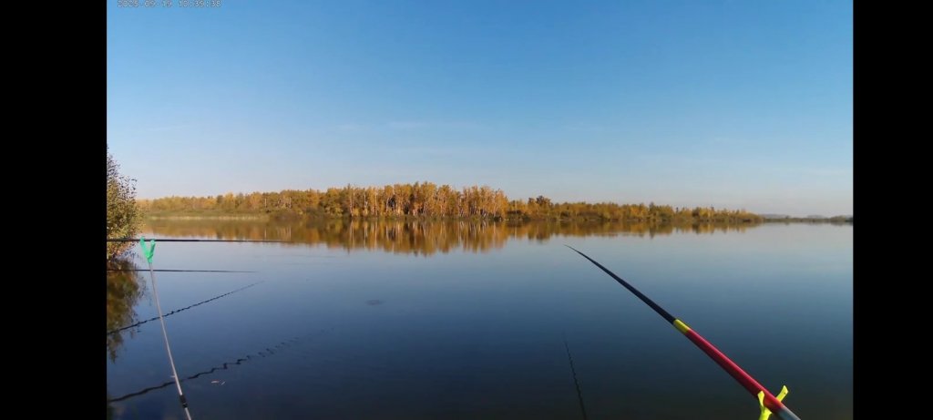 У озера.