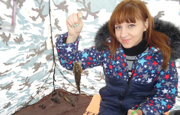 Девушка на зимней рыбалке