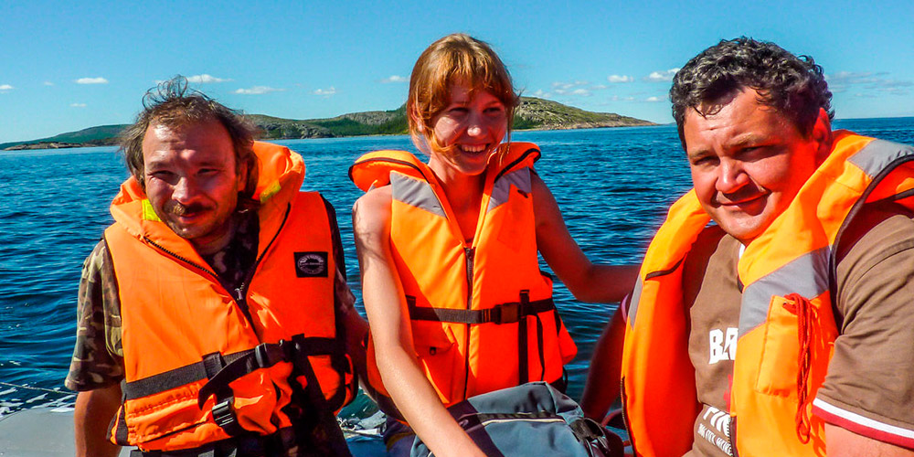 Люди в жилетах