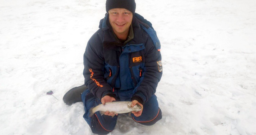 Рыбак поймал форель на мормышку Поймал форель