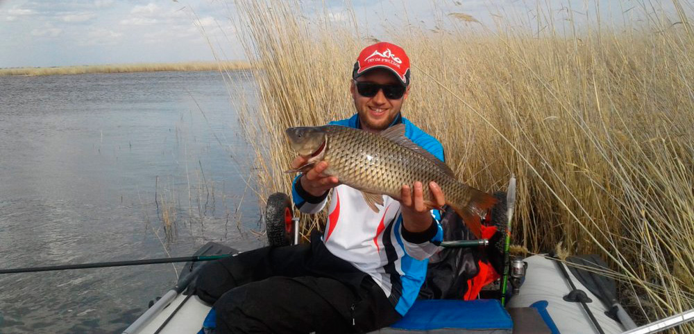 Рыбак с сазаном