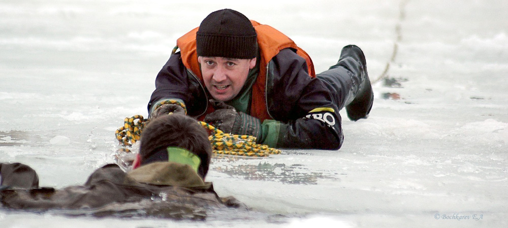 Рыбак провалился под лед и его спасают. провалился под лед