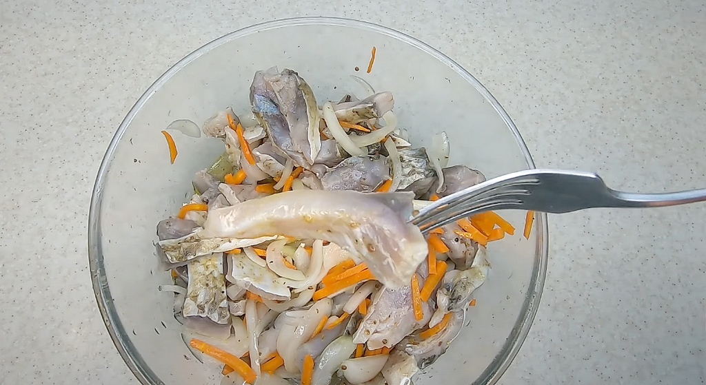Мариновать рыбу в масле с уксусом. Маринованная рыба с морковью и луком. Маринованная щука. Карась с луком и морковью на сковороде.
