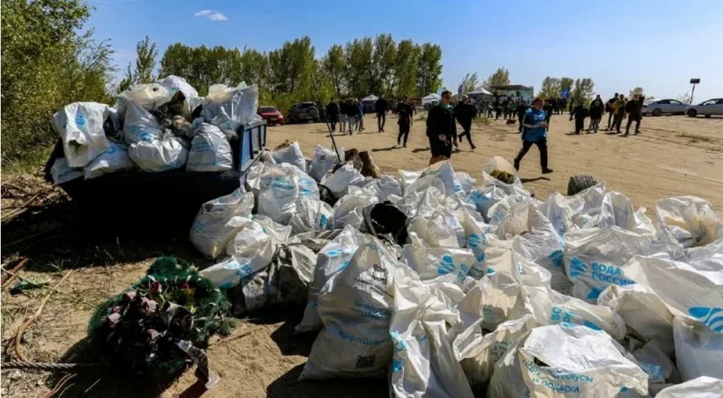 Новосибирцы на берегу Оби в Советском районе собрали 263 мешка мусора