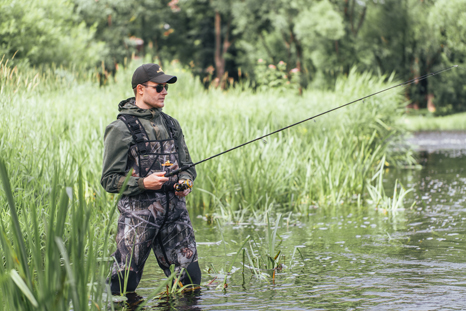 Будьте осторожны на рыбалке! Болотные сапоги можно повредить, наступив на битые бутылки, острые палки или камни вейдерсы