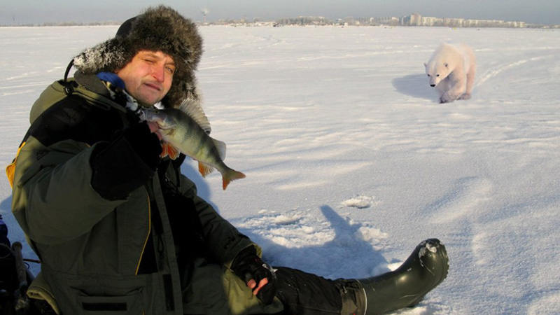 Рыбак на зимней рыбалке