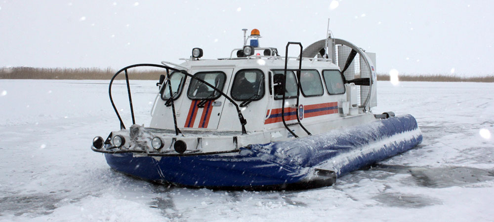 Сотрудники МЧС на воздушной подушке спасли рыбаков от замерзания Воздушная подушка спасателей