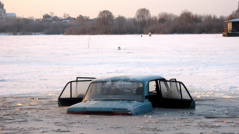 Автомобиль провалился под лед, пассажиры еле успели выскочить Машина провалилась под лед