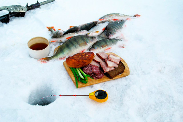 Перекус на зимней рыбалке