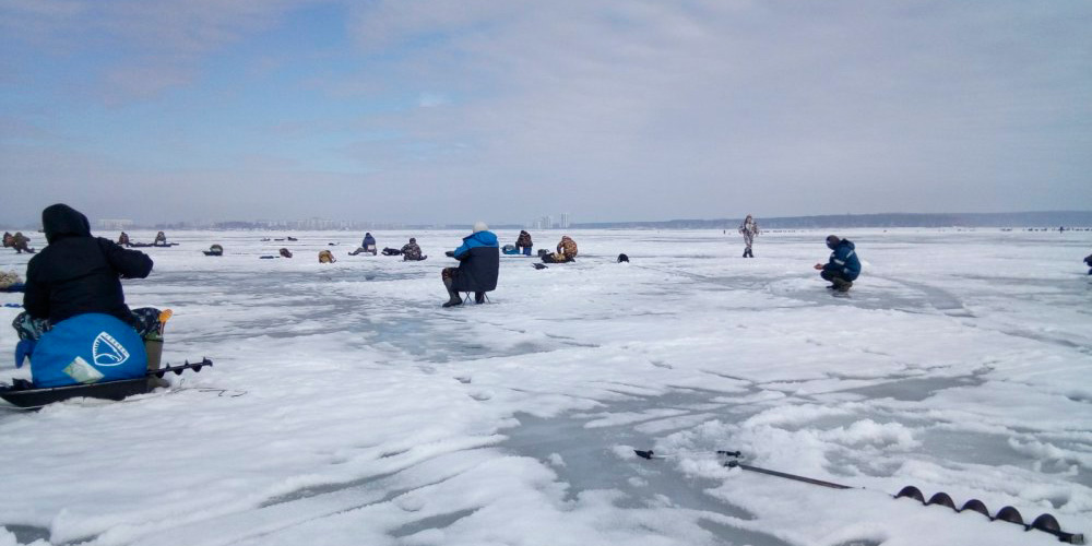 Рыбаки на зимней рыбалке