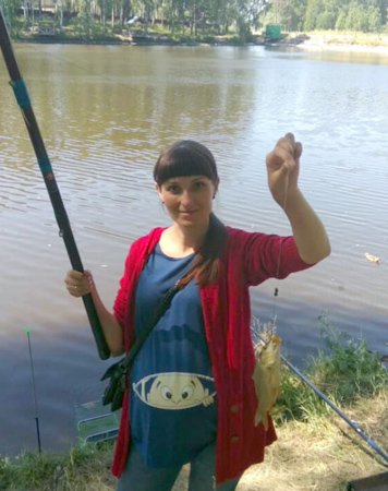 девушка на рыбалке 