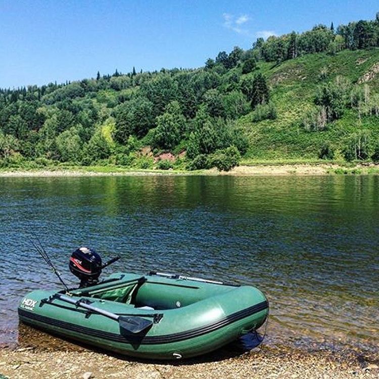 Лодки зеленого цвета. Надувная лодка на озере. Резиновая лодка на реке. Лодка ПВХ на реке. Надувная лодка с мотором на реке.